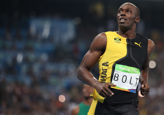 14일(현지시간) 브라질 리우데자네이루 올림픽 주경기장에서 열린 육상남자 100m 결승에서 우사인 볼트가 가장 먼저 결승선을 통과한 뒤 기뻐하고 있다. 사진=연합뉴스